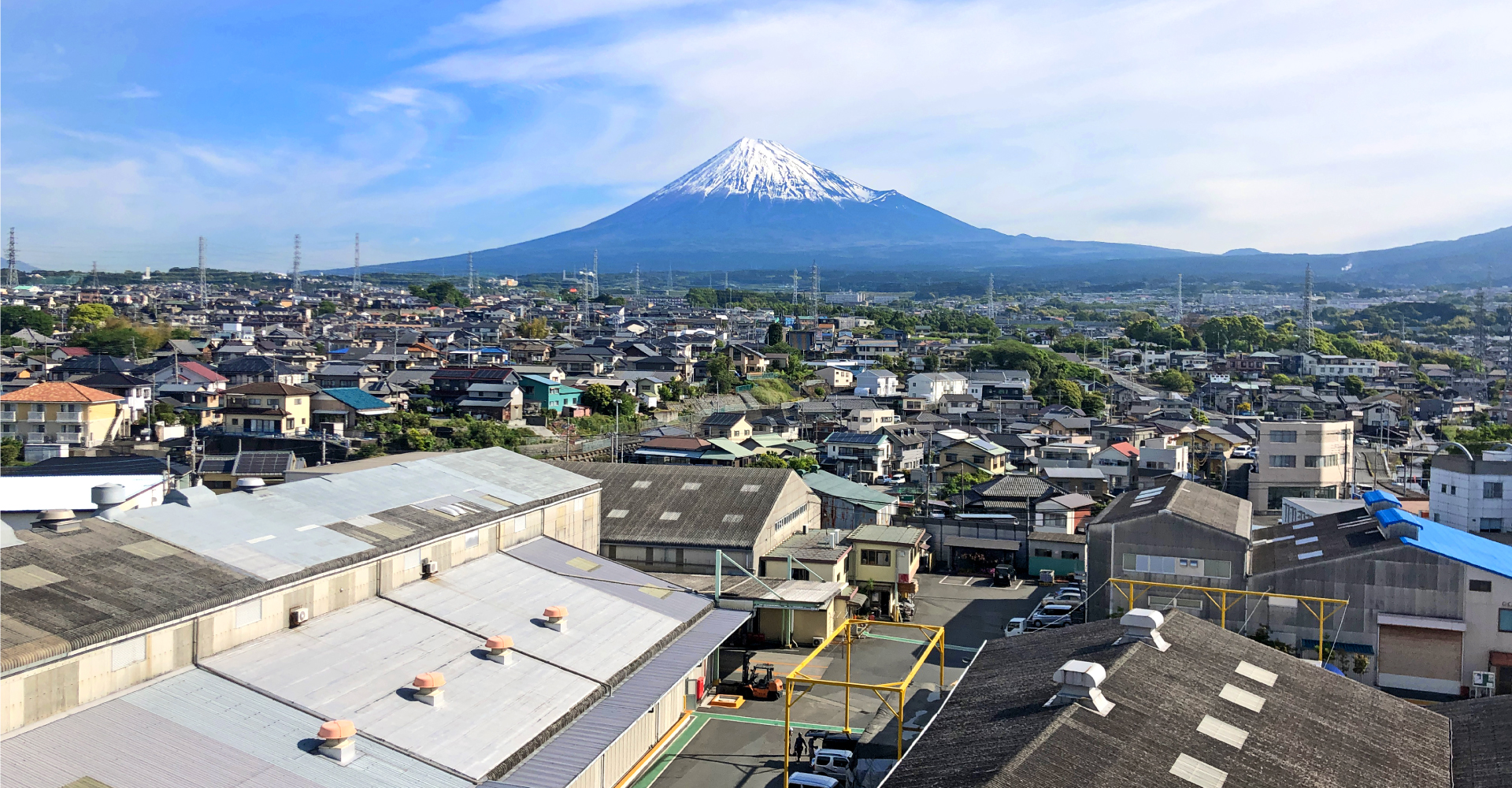 丸王産業から見える富士の町と富士山